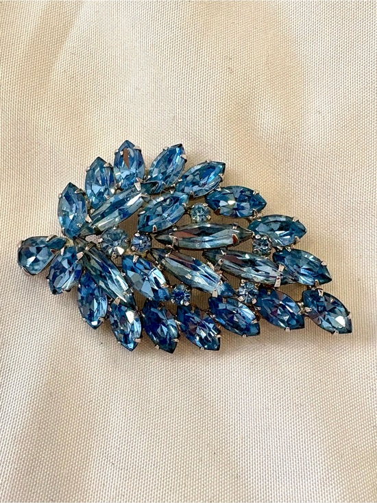 Weiss Jewelry - Vintage WEISS Blue Rhinestone Floral Spray Brooch Signed 1950s